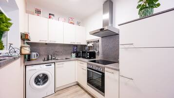 Kühlschrank, Mikrowelle, Ofen, Herdplatte