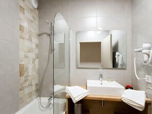 Haartrockner, Handtücher, Seife, Shampoo