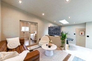 Living area - 2 Houses Malibu Luxury Retreat, Ocean + Mtn Views (Malibu)
