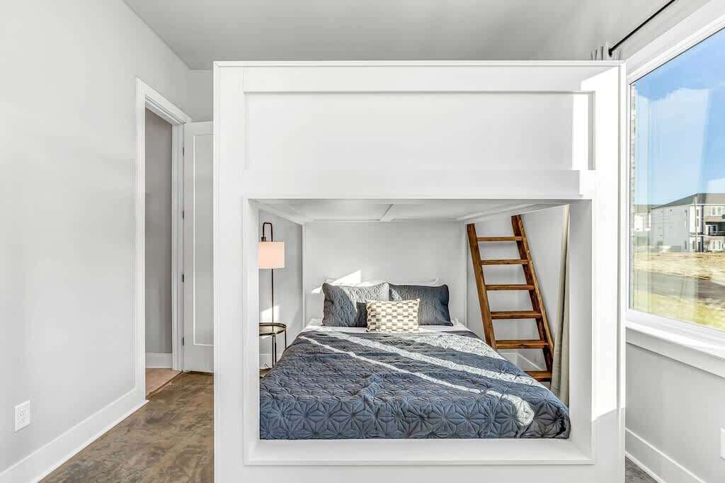 8 bedrooms, WiFi, bed sheets