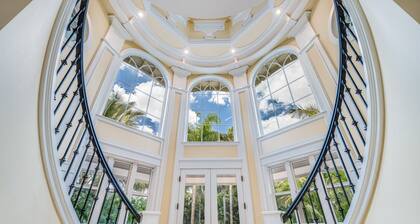 Private Luxury Villa in Kihei. Just moments walk to the beach. 10/10 reviews!