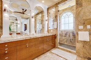 Combined shower/tub, jetted tub, hair dryer, towels