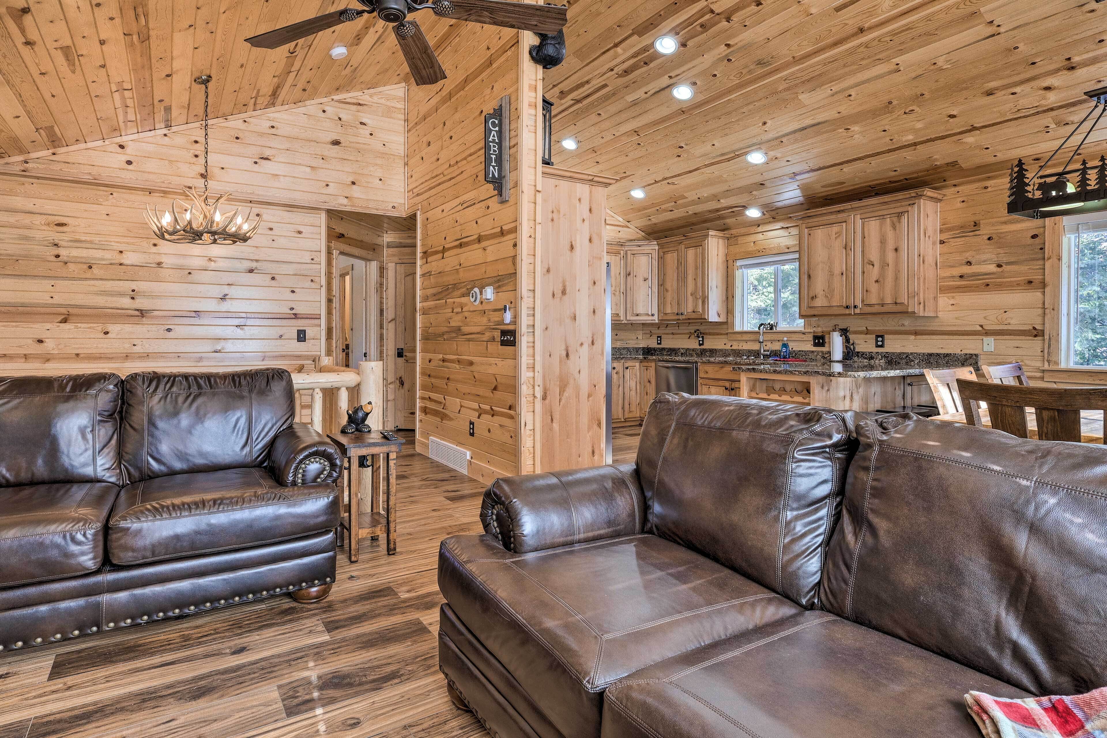 Duck Creek Village Cabin w/ Fire Pit & Grill!