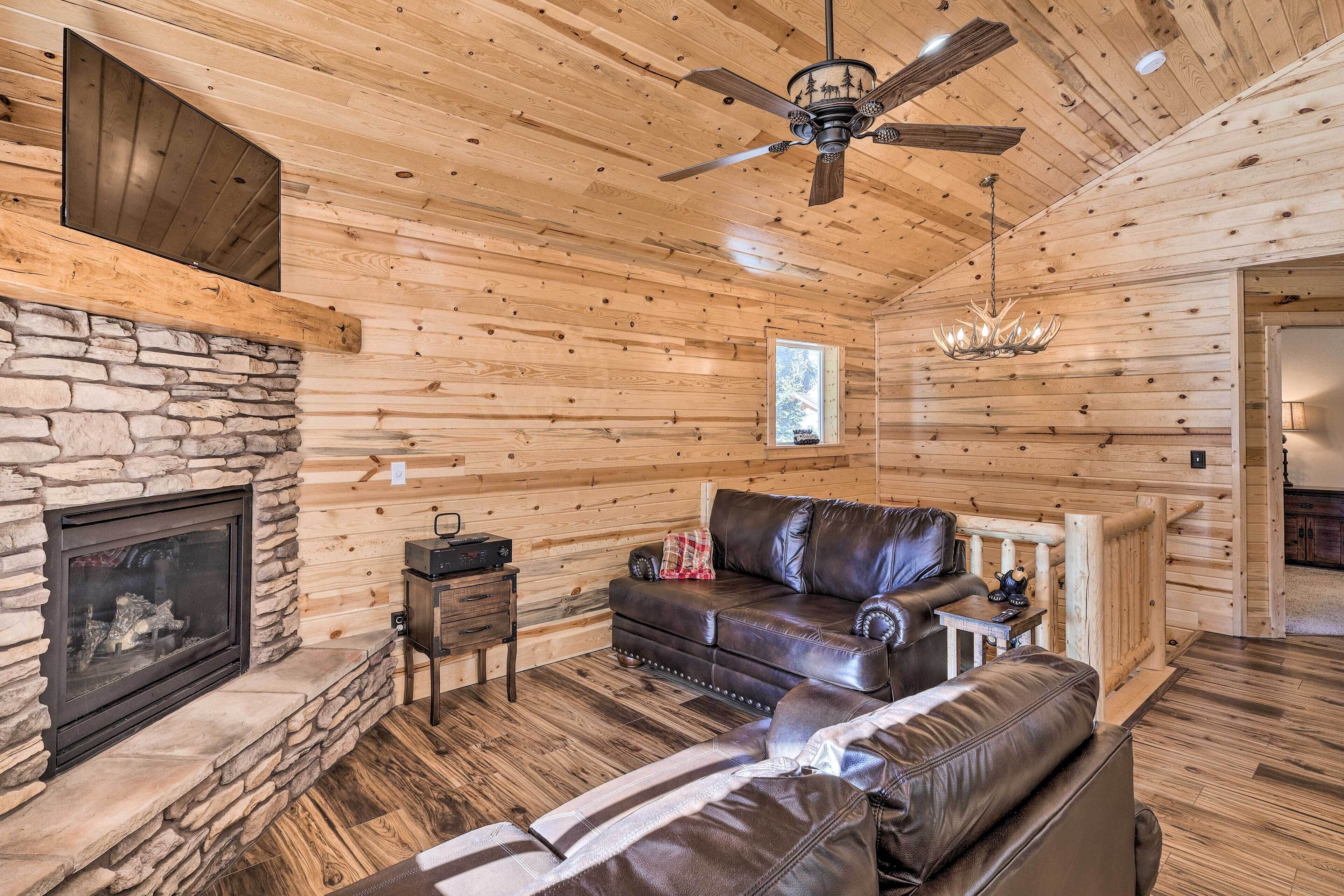 Duck Creek Village Cabin w/ Fire Pit & Grill!