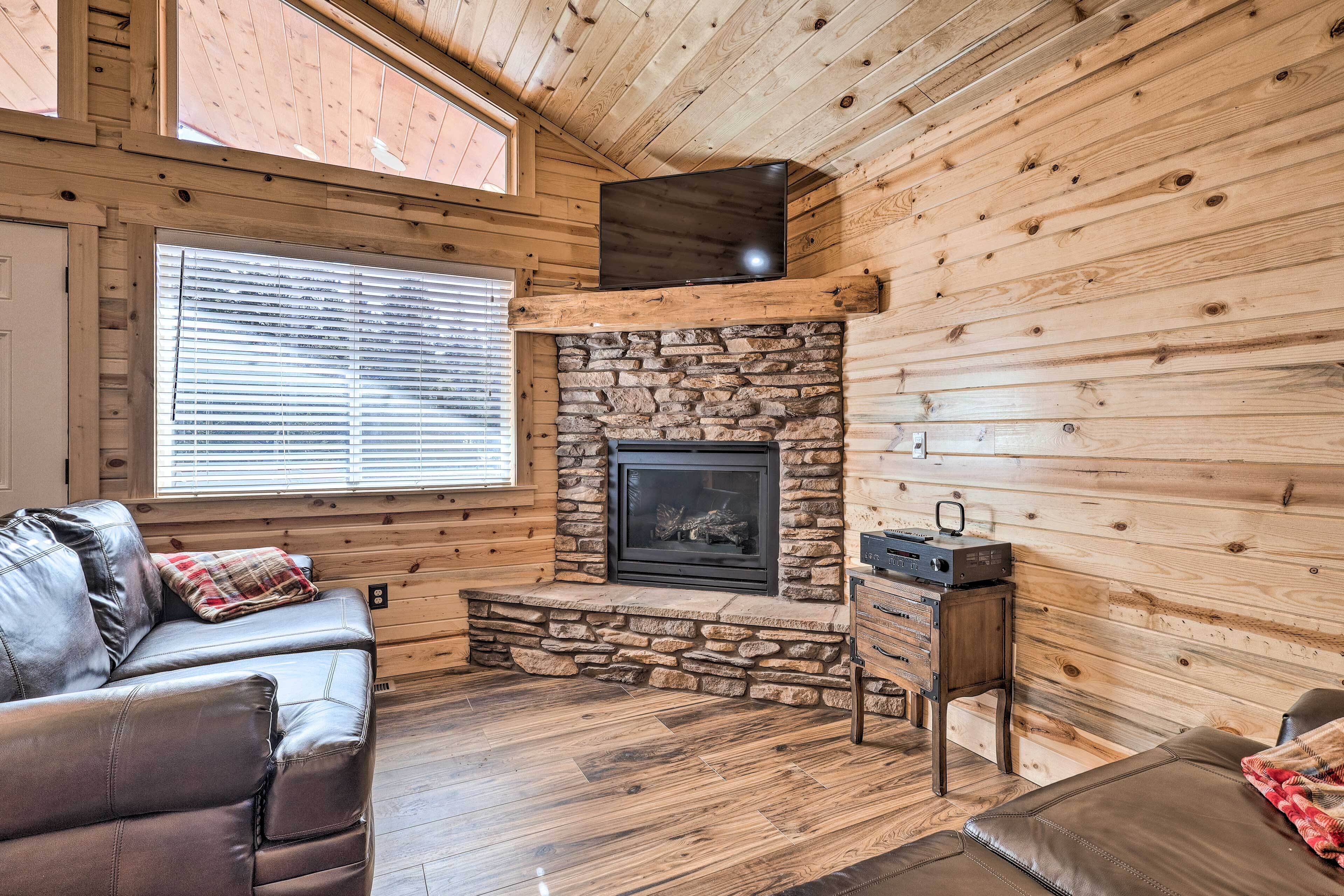 Duck Creek Village Cabin w/ Fire Pit & Grill!