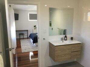 2 bedrooms, desk, iron/ironing board, free WiFi - “Mona’s On Rockpool” - Waterfront heaven (Tuncurry)