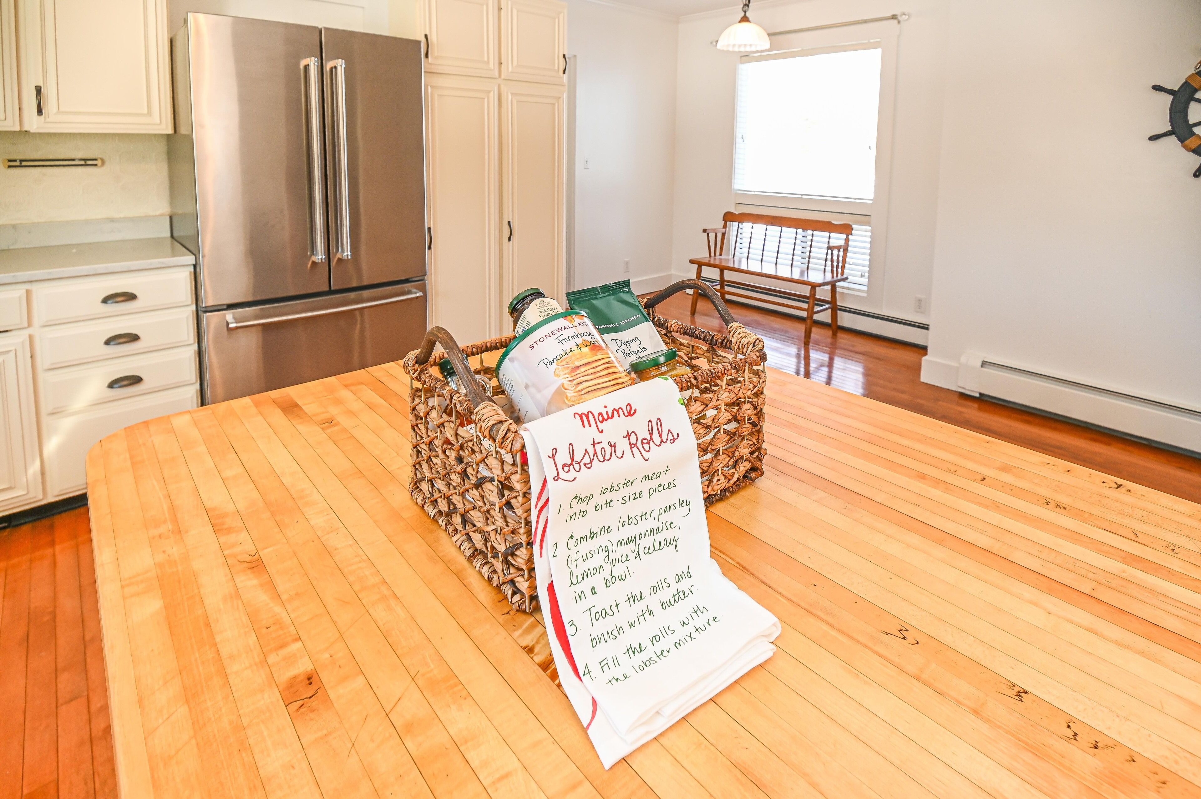 Sleeps 22! Walk to York Harbor Beach! Classic New England Home