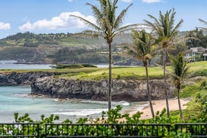 Beach nearby, sun loungers, beach towels
