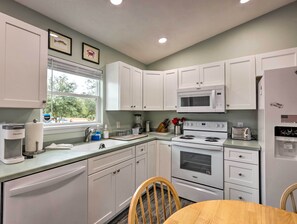 Fridge, microwave, stovetop, dishwasher