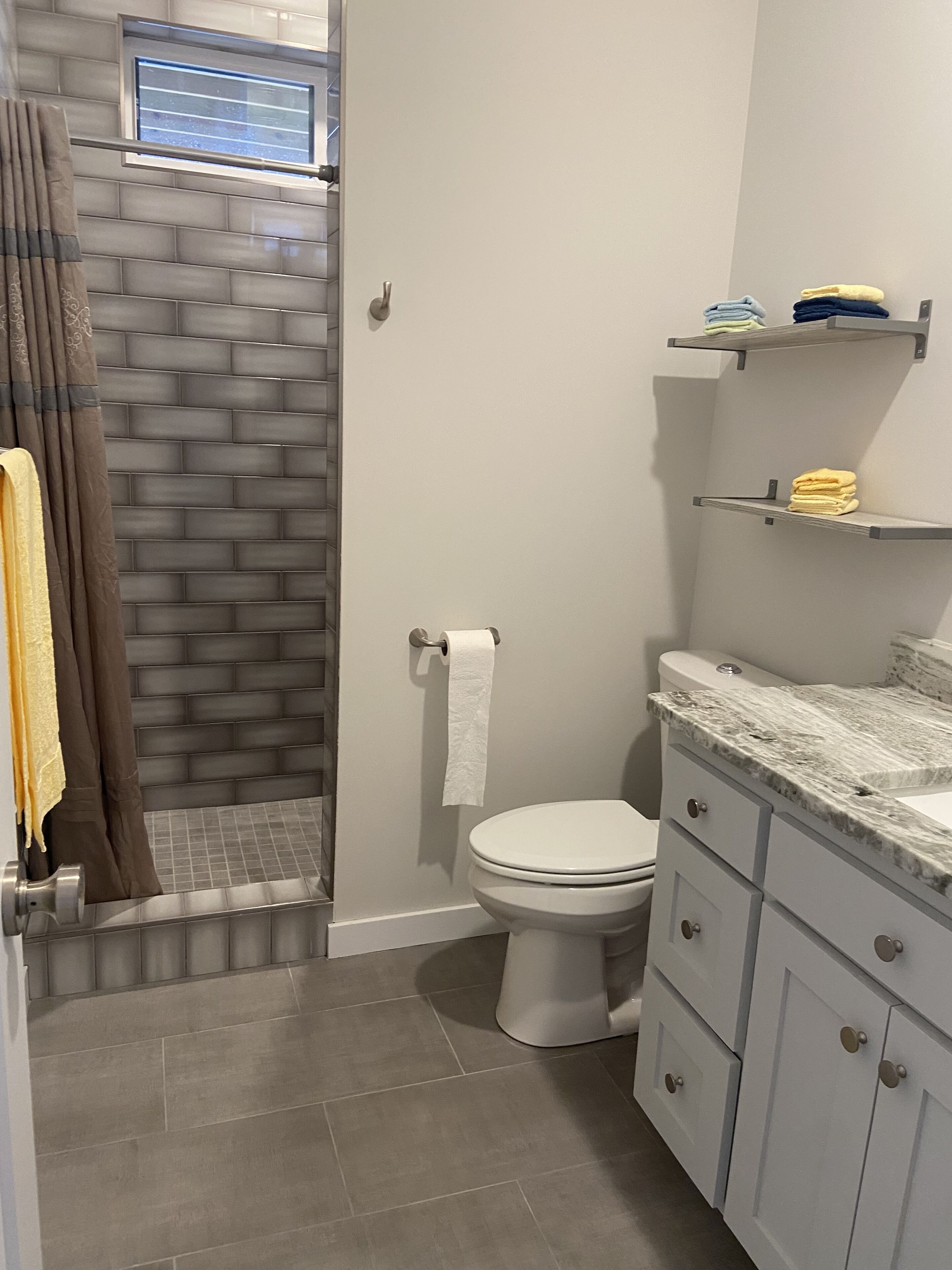 New home with lake side lower-level entry apartment, Near Buckingham Trail head