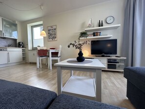 Télévision, lecteur de DVD, table de tennis de table, chaîne hi-fi