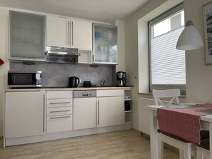 Réfrigérateur, micro-ondes, plaque de cuisson, lave-vaisselle