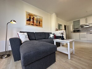 Tv, dvd-spelare, ett bordtennisbord och en stereo