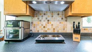 Jääkaappi, mikroaaltouuni, liesi, kahvin-/teenkeitin