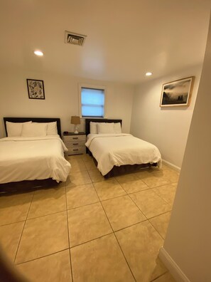 2 habitaciones, escritorio, tabla de planchar con plancha y wifi gratis 