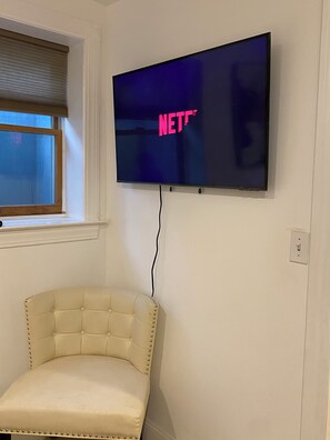 Interior - Lovely Basement with 2 Bedrooms and Kitchen (Huntington)