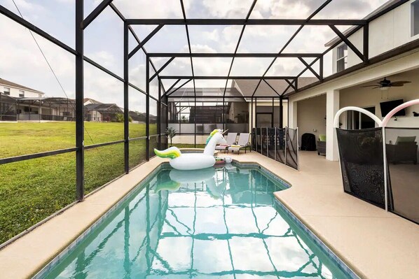 Alberca al aire libre y alberca climatizada