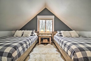 2 bedrooms, iron/ironing board, Internet, bed sheets - Lovely Roscommon Cabin < 3 Mi to Higgins Lake! (Roscommon)