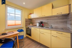 Réfrigérateur, un four, surface de cuisson, lave-vaisselle