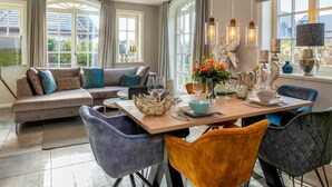 Un espace repas comprenant une table en bois, des chaises et un canapé.