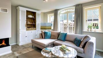 Tv, eldstad och en stereo