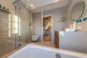 Een douche, een haardroger, handdoeken