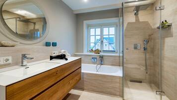 Bruser, hårtørrer, håndklæder, Sæbe