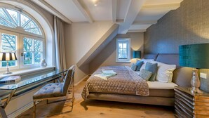 Une chambre à coucher avec un lit, un bureau et une chaise.
