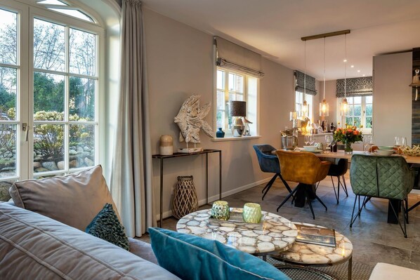 Televisión, chimenea y estéreo 