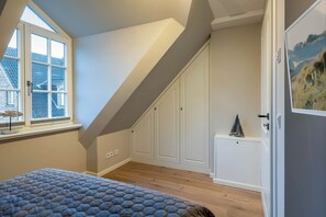 3 chambres, coffres-forts dans les chambres, bureau