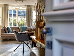 Televisión, chimenea y estéreo 