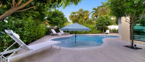 Alberca al aire libre y alberca climatizada