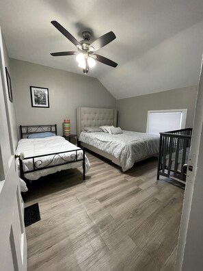 3 bedrooms, iron/ironing board, free WiFi, bed sheets - 3 Miles to Downtown 3 Bedrooms 2 Full Baths. Kitchen, Dining & Gathering areas. (Grand Rapids)