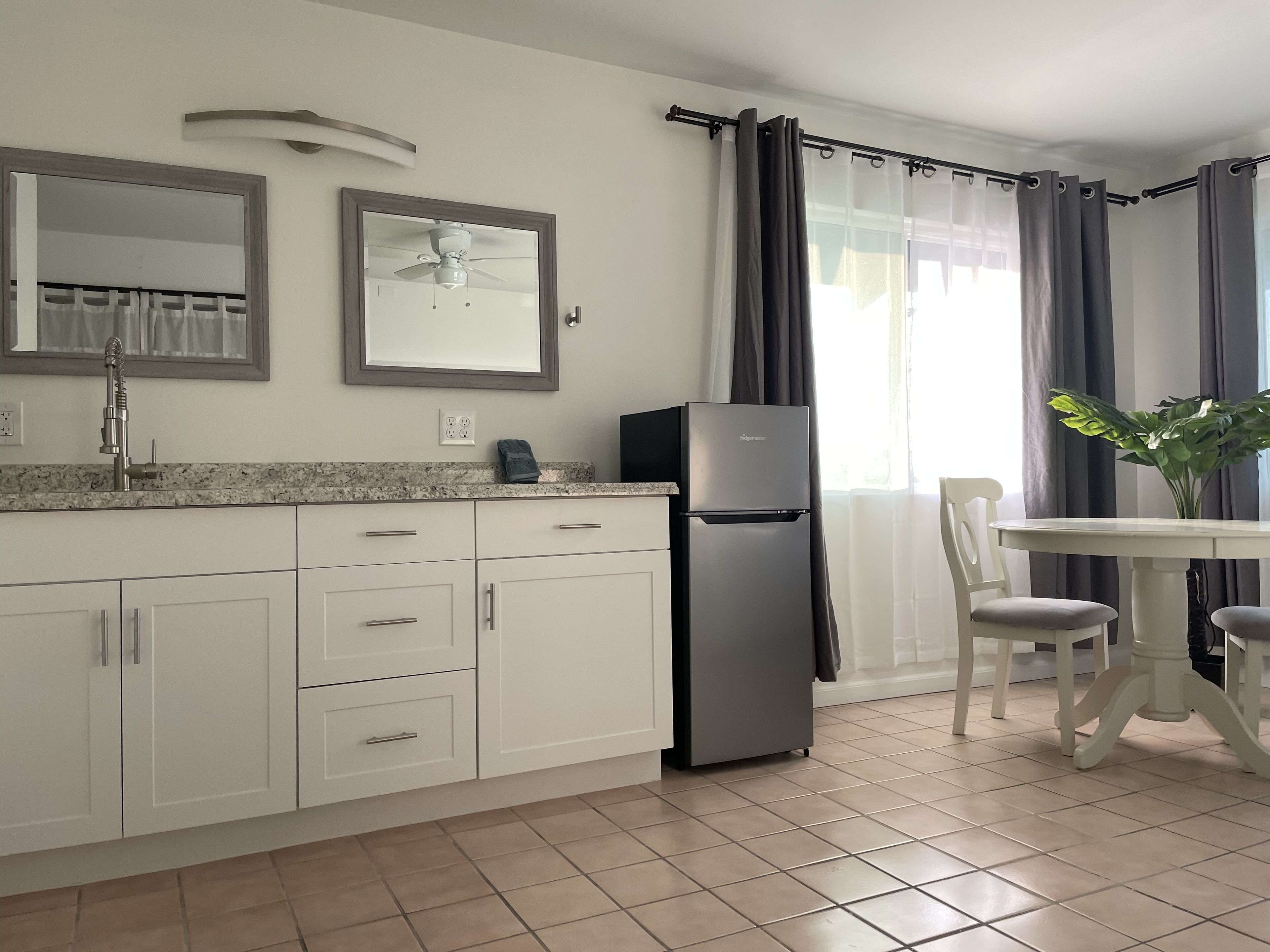 Kailua-Kona Studio with Queen bed - 5 mins from the water