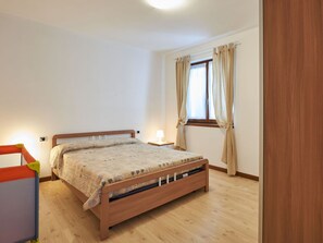 2 室のベッドルーム、旅行用ベビーベッド、WiFi (無料)