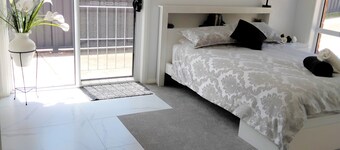 Lakeside self-contained room with private entry - 1 min from Wangi jetty