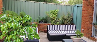 Lakeside self-contained room with private entry - 1 min from Wangi jetty