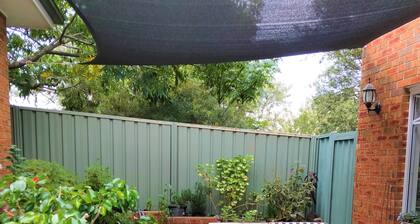 Lakeside self-contained room with private entry - 1 min from Wangi jetty