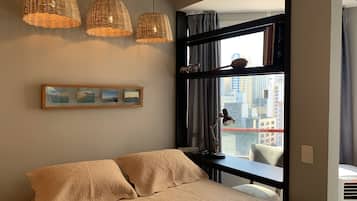 Espacio para trabajar con laptop, wifi gratis y ropa de cama