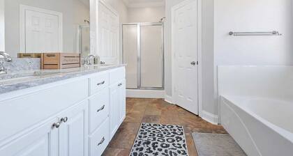 Just minutes from LSU, SU & Downtown Baton Rouge!