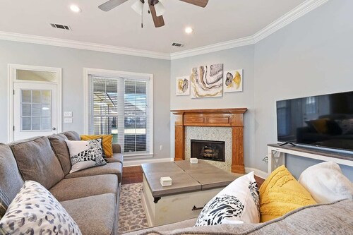 Just minutes from LSU, SU & Downtown Baton Rouge!