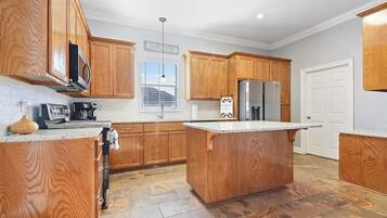 Jääkaappi, mikroaaltouuni, uuni, liesi