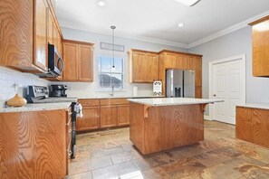 Kjøleskap, mikrobølgeovn, ovn og kokeplater