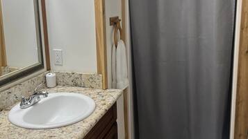 Douche, serviettes fournies, papier de toilette