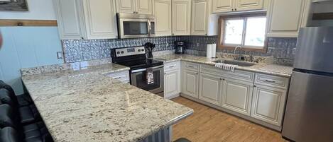 冷蔵庫、電子レンジ、オーブン、コンロ