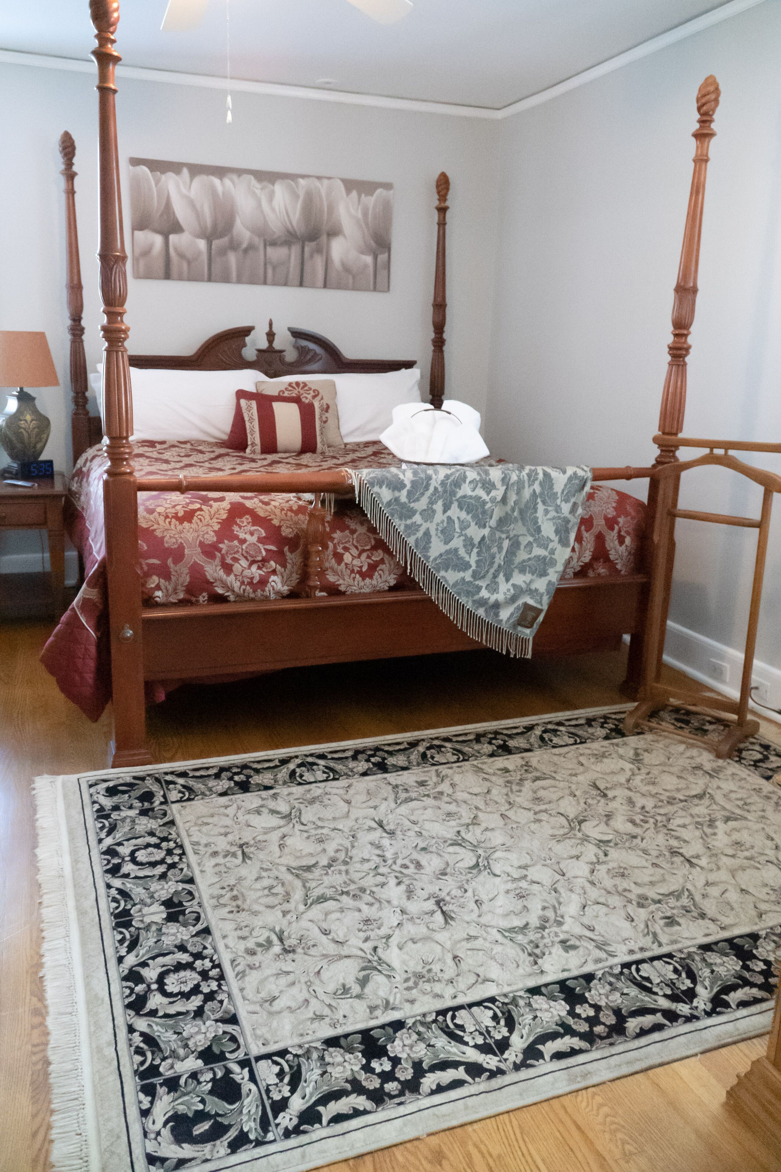 The Vine--Historic, King Bed, Free Wi-Fi, Office Space & Lots of Amenities