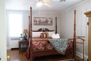 4 bedrooms, desk, iron/ironing board, free WiFi
