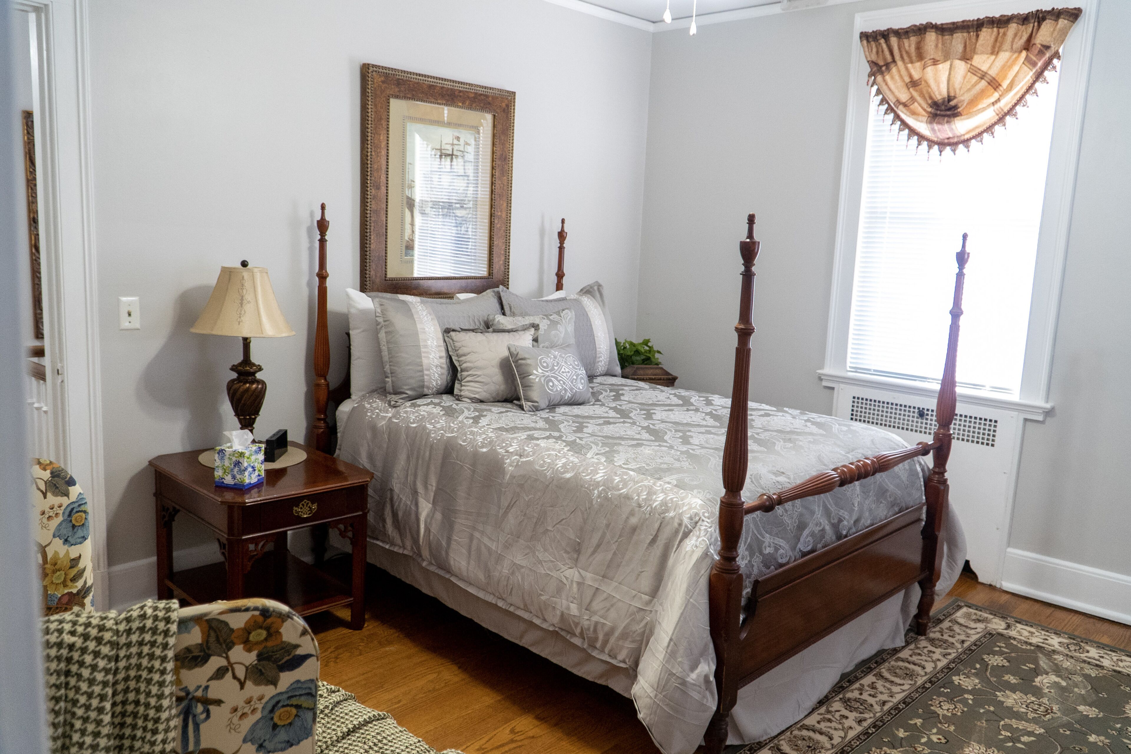 The Vine--Historic, King Bed, Free Wi-Fi, Office Space & Lots of Amenities