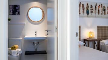 3 bedrooms, in-room safe, desk, iron/ironing board