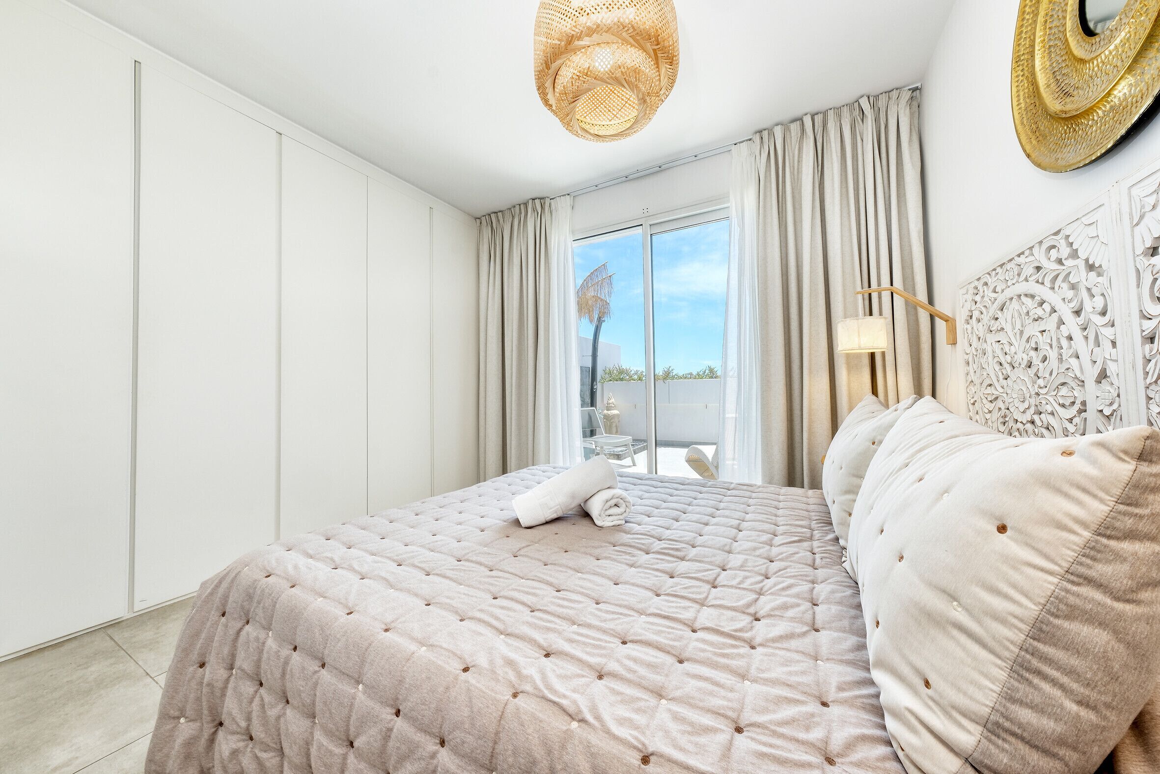 3 soveværelser, pengeskab på værelset, skrivebord, strygejern/strygebræt